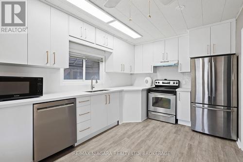 54 Elizabeth Street, Port Colborne (875 - Killaly East), ON - Indoor Photo Showing Kitchen With Stainless Steel Kitchen