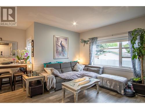 136 Mugford Road, Kelowna, BC - Indoor Photo Showing Living Room