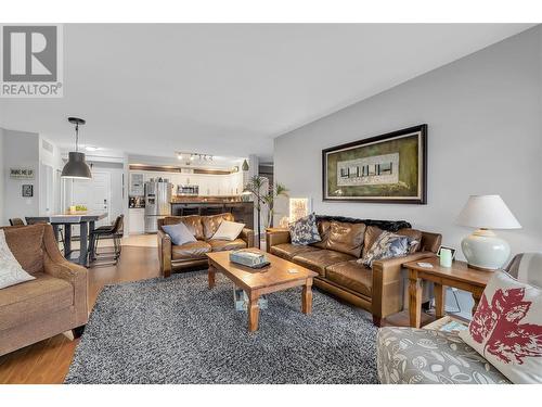 1088 Sunset Drive Unit# 431, Kelowna, BC - Indoor Photo Showing Living Room