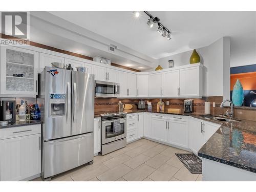 1088 Sunset Drive Unit# 431, Kelowna, BC - Indoor Photo Showing Kitchen