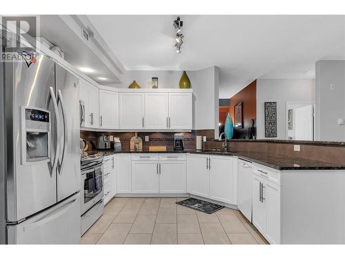 1088 Sunset Drive Unit# 431, Kelowna, BC - Indoor Photo Showing Kitchen