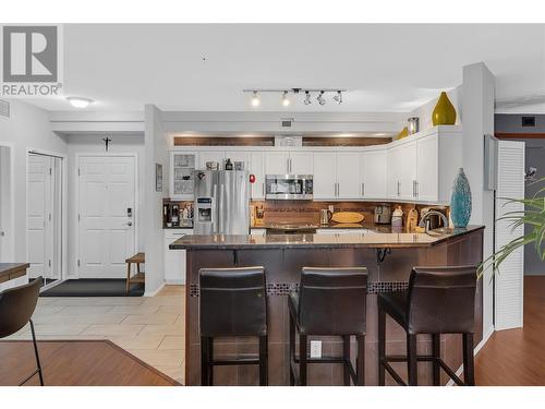 1088 Sunset Drive Unit# 431, Kelowna, BC - Indoor Photo Showing Kitchen