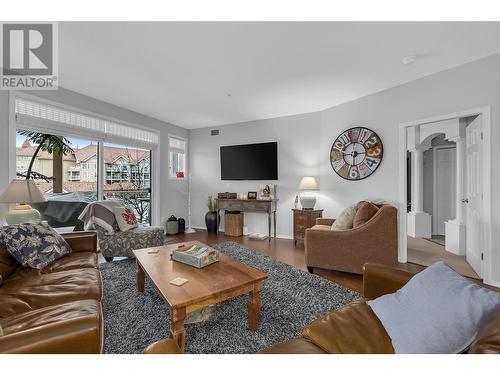 1088 Sunset Drive Unit# 431, Kelowna, BC - Indoor Photo Showing Living Room