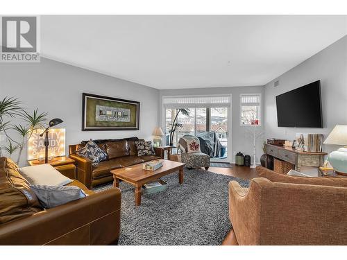 1088 Sunset Drive Unit# 431, Kelowna, BC - Indoor Photo Showing Living Room