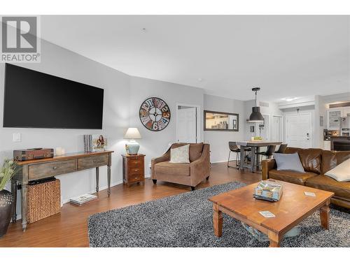 1088 Sunset Drive Unit# 431, Kelowna, BC - Indoor Photo Showing Living Room