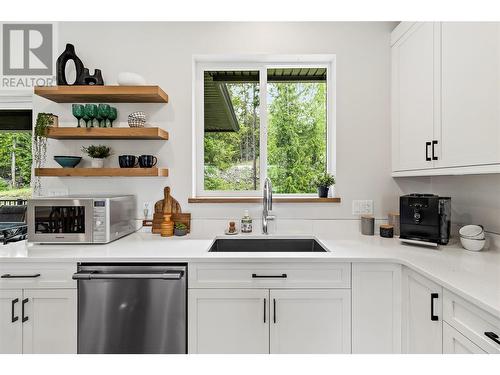 2884 Golf Course Drive, Blind Bay, BC - Indoor Photo Showing Kitchen