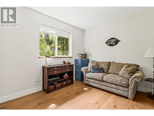 2884 Golf Course Drive, Blind Bay, BC - Indoor Photo Showing Living Room