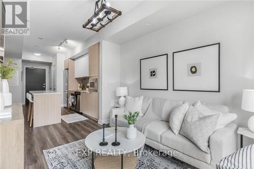 312 - 5220 Dundas Street, Burlington, ON - Indoor Photo Showing Living Room