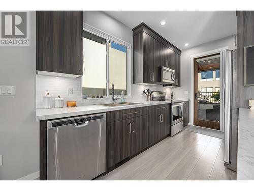 208 Belmonte Street, Kamloops, BC - Indoor Photo Showing Kitchen With Upgraded Kitchen