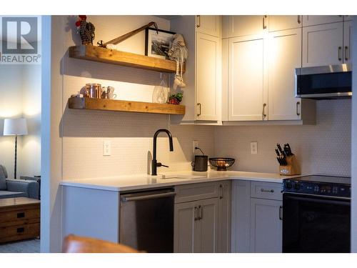 4559 Timberline Crescent Unit# 427, Fernie, BC - Indoor Photo Showing Kitchen