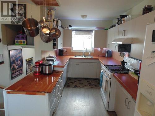 160 Columbia Avenue, Castlegar, BC - Indoor Photo Showing Kitchen With Double Sink