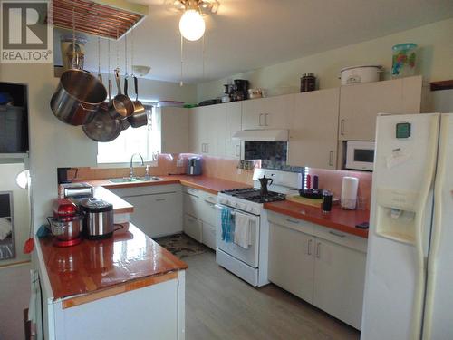 160 Columbia Avenue, Castlegar, BC - Indoor Photo Showing Kitchen With Double Sink