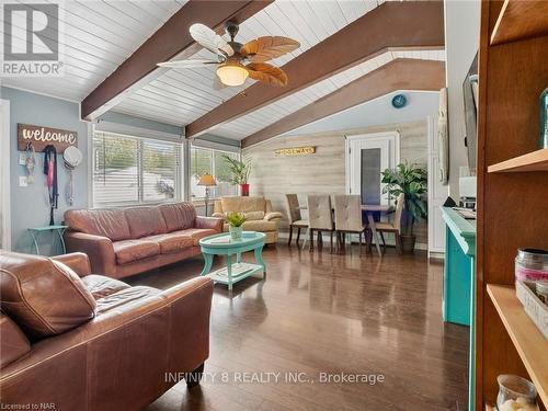 257 Ridge Road S, Fort Erie (337 - Crystal Beach), ON - Indoor Photo Showing Living Room