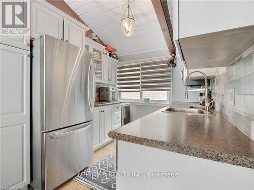 257 Ridge Road S, Fort Erie (337 - Crystal Beach), ON - Indoor Photo Showing Kitchen