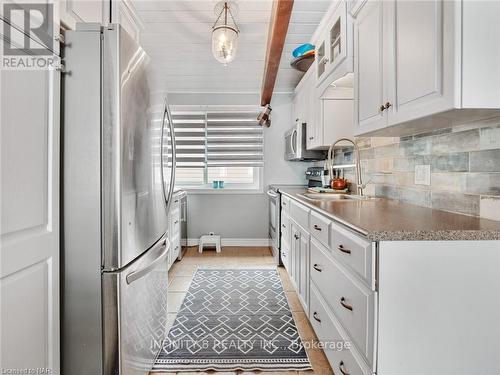 257 Ridge Road S, Fort Erie (337 - Crystal Beach), ON - Indoor Photo Showing Kitchen