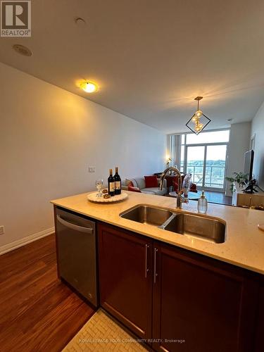 1008 - 65 Oneida Crescent, Richmond Hill, ON - Indoor Photo Showing Kitchen With Double Sink