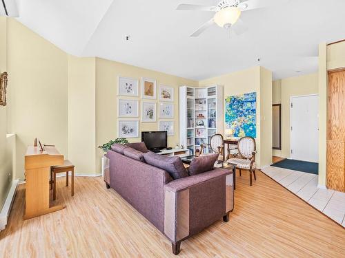 Living room - 308-725 10E Avenue, Montréal (Lachine), QC - Indoor Photo Showing Living Room