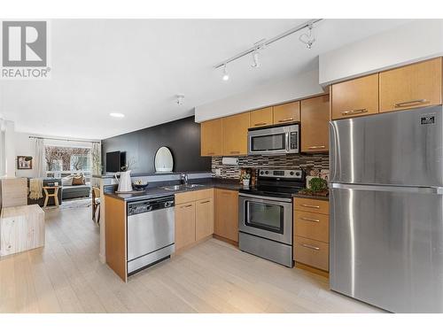 1811 Ambrosi Road Unit# 3, Kelowna, BC - Indoor Photo Showing Kitchen