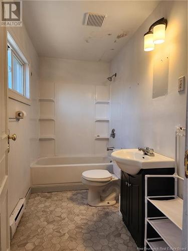 737 Bay Street, Saint John, NB - Indoor Photo Showing Bathroom