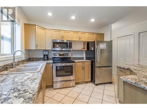 550 Yates Road Unit# 162, Kelowna, BC - Indoor Photo Showing Kitchen With Double Sink