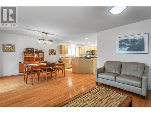 550 Yates Road Unit# 162, Kelowna, BC - Indoor Photo Showing Living Room