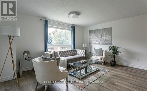 Upper - 901 Lawson Road N, London, ON - Indoor Photo Showing Living Room