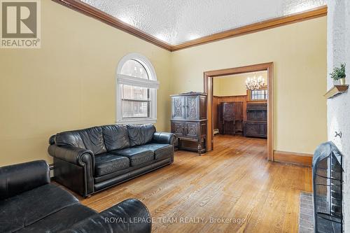 334 Queen Elizabeth Drive S, Ottawa, ON - Indoor Photo Showing Living Room