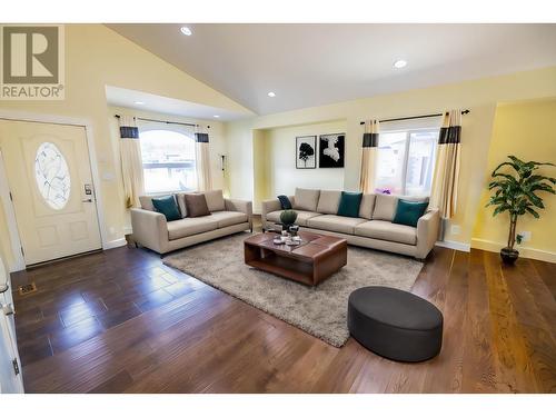 3356 Parkview Crescent, Prince George, BC - Indoor Photo Showing Living Room