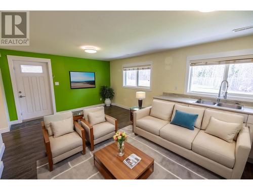 3356 Parkview Crescent, Prince George, BC - Indoor Photo Showing Living Room