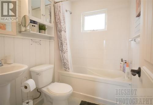 2366 Ross Crescent, Prince George, BC - Indoor Photo Showing Bathroom