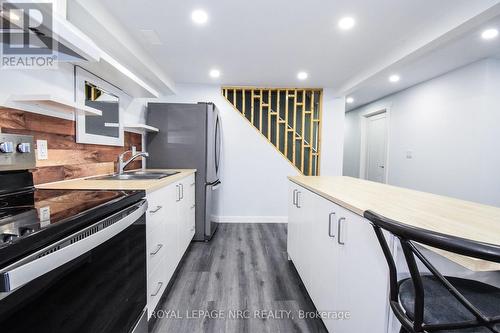 73 Marc Boulevard, Welland (773 - Lincoln/Crowland), ON - Indoor Photo Showing Kitchen With Double Sink