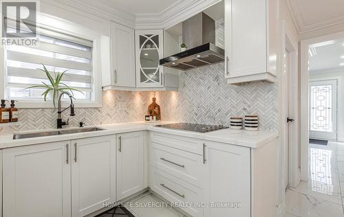 32 Sledman Street, Mississauga, ON - Indoor Photo Showing Kitchen With Double Sink With Upgraded Kitchen