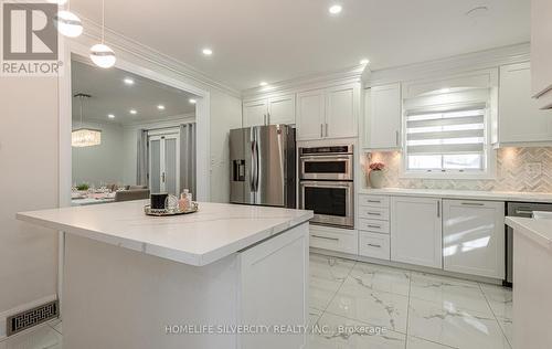 32 Sledman Street, Mississauga, ON - Indoor Photo Showing Kitchen With Upgraded Kitchen