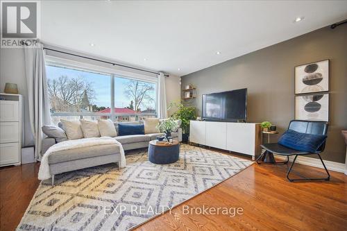 137 Kingsview Boulevard, Toronto, ON - Indoor Photo Showing Living Room