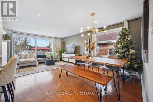 137 Kingsview Boulevard, Toronto, ON - Indoor Photo Showing Living Room