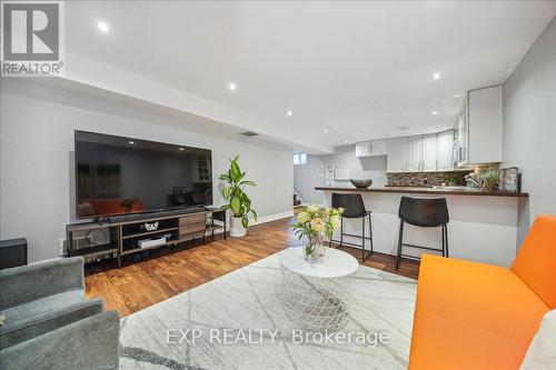 137 Kingsview Boulevard, Toronto, ON - Indoor Photo Showing Living Room