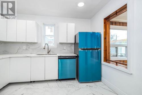 126 Harmony Avenue, Hamilton, ON - Indoor Photo Showing Kitchen