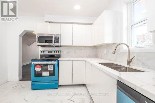 126 Harmony Avenue, Hamilton, ON - Indoor Photo Showing Kitchen With Double Sink With Upgraded Kitchen