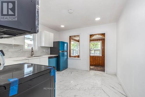 126 Harmony Avenue, Hamilton, ON - Indoor Photo Showing Kitchen