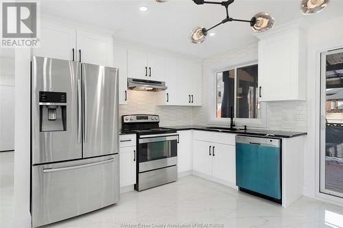 2514 Westminster Boulevard, Windsor, ON - Indoor Photo Showing Kitchen