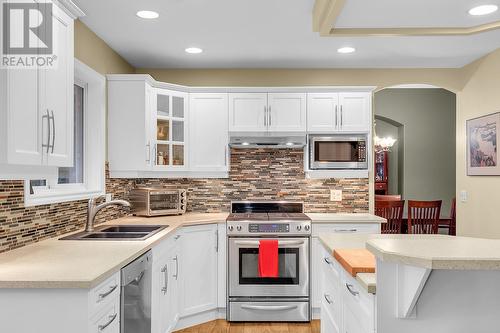 251 Highgate Court, Kelowna, BC - Indoor Photo Showing Kitchen With Double Sink