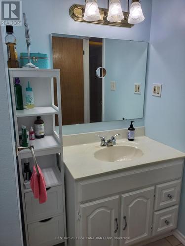 37 Monsarrat Crescent, London, ON - Indoor Photo Showing Bathroom