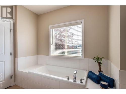 2523 Shannon View Drive Unit# 102, West Kelowna, BC - Indoor Photo Showing Bathroom