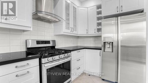 980 Clark Boulevard, Milton, ON - Indoor Photo Showing Kitchen With Upgraded Kitchen