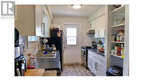 Upper - 124 Roberts Crescent, Kitchener, ON - Indoor Photo Showing Kitchen