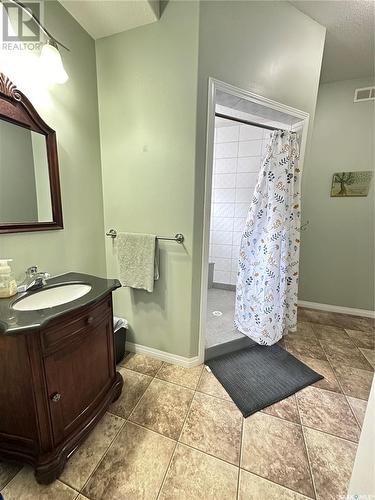 304 Abbott Bay, Estevan, SK - Indoor Photo Showing Bathroom