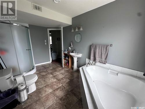 304 Abbott Bay, Estevan, SK - Indoor Photo Showing Bathroom