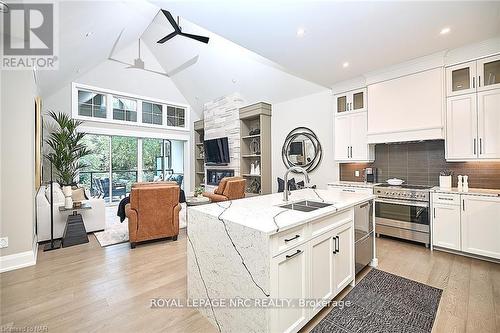 18 - 190 Canboro Road, Pelham (662 - Fonthill), ON - Indoor Photo Showing Kitchen With Double Sink