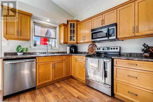 4 Creekview Place, Chatham, ON - Indoor Photo Showing Kitchen With Double Sink