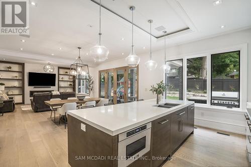 231 Wedgewood Drive, Oakville, ON - Indoor Photo Showing Kitchen With Upgraded Kitchen